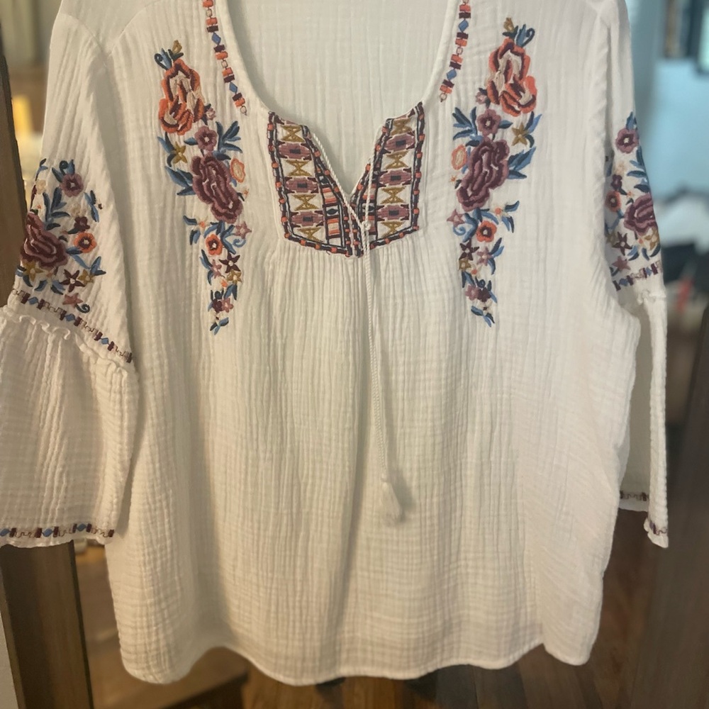 Lightweight, cotton gauze embroidery pull over top